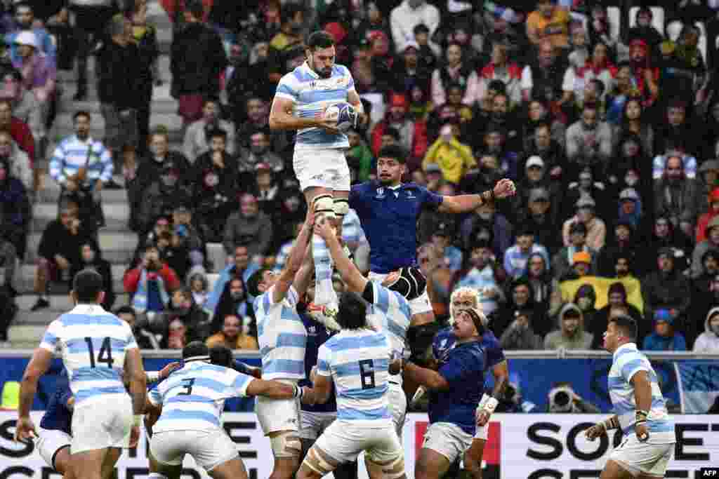 Argentina&#39;s lock Guido Petti Pagadizabal leaps to catch a ball during the France 2023 Rugby World Cup Pool D match between Argentina and Samoa at Stade Geoffroy-Guichard in Saint-Etienne, south-eastern France. (Photo by Jeff PACHOUD / AFP)