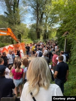 Bager na mestu izgradnje mini hidroelektrane na reci Uni i građani u protestu, nedaleko od njenog izvora, u mestu Srb, u Lici, Hrvatska, 25. jula 2024. (Foto: Stranica Moj Srb, ustupljena fotografija)