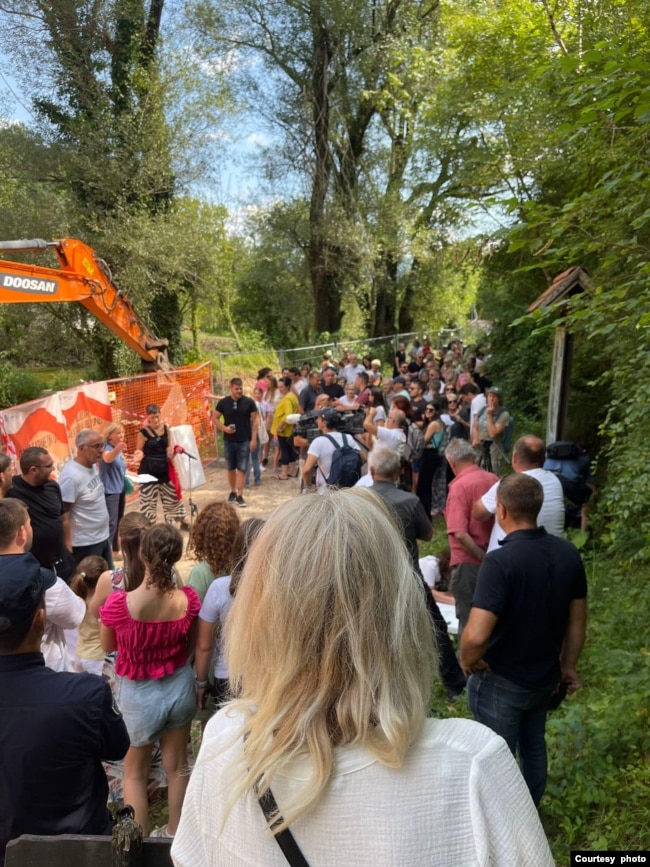 Bager na mestu izgradnje mini hidroelektrane na reci Uni i građani u protestu, nedaleko od njenog izvora, u mestu Srb, u Lici, Hrvatska, 25. jula 2024. (Foto: Stranica Moj Srb, ustupljena fotografija)