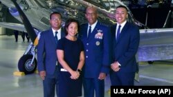 Jeneral Aviyasyon Etazini CQ Brown Jr., madanm ni Sharene Brown ak pitit gason yo Sean ak Ross pandan yon seremoni nan baz aviyasyon Joint Base Andrews, tou pre Washington, 6 Out 2020. 