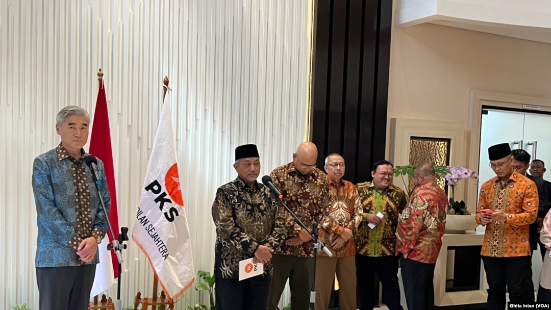 Dubes AS untuk Indonesia Sung Yong Kim (kiri) bersama Presiden PKS Achmad Syaikhu melakukan diskusi terkait HAM dan Demokrasi secara umum di Markas PKS, di Jakarta, Rabu (15/2) (VOA/Ghita)