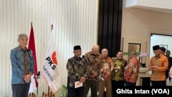 Dubes AS untuk Indonesia Sung Yong Kim (kiri) bersama Presiden PKS Achmad Syaikhu melakukan diskusi terkait HAM dan Demokrasi secara umum di Markas PKS, di Jakarta, Rabu (15/2) (VOA/Ghita)