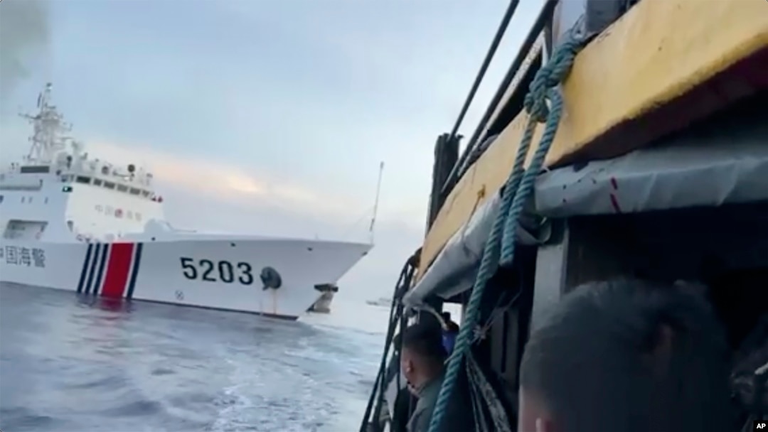 资料照片: 2023年10月22日编号为5203的中国海警船在南中国海碰撞菲律宾军用补给船后,菲律宾船员观望