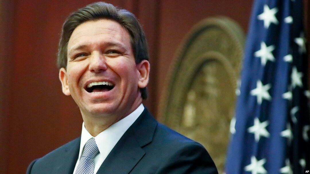 Foto Achiv: Gouvene eta Florid Ron DeSantis reyaji pandan yon diskou devan palman eta a nan Tallahassee, 7 Mas, 2023. 