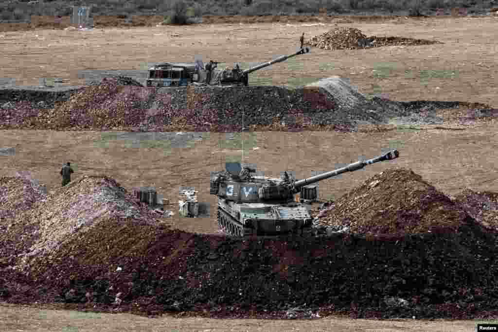 En el norte de Israel, cerca de la frontera con el Líbano, se ven tanques del ejército de ese país que el sábado 7 de octubre fue atacado por combatientes de Hamás. 