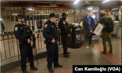 New York Eyalet Valisi Kathy Hochul New York Metrosu’nda giderek artan suçlarla mücadele etmek için yeni güvenlik tedbirleri alınacağını açıkladı.