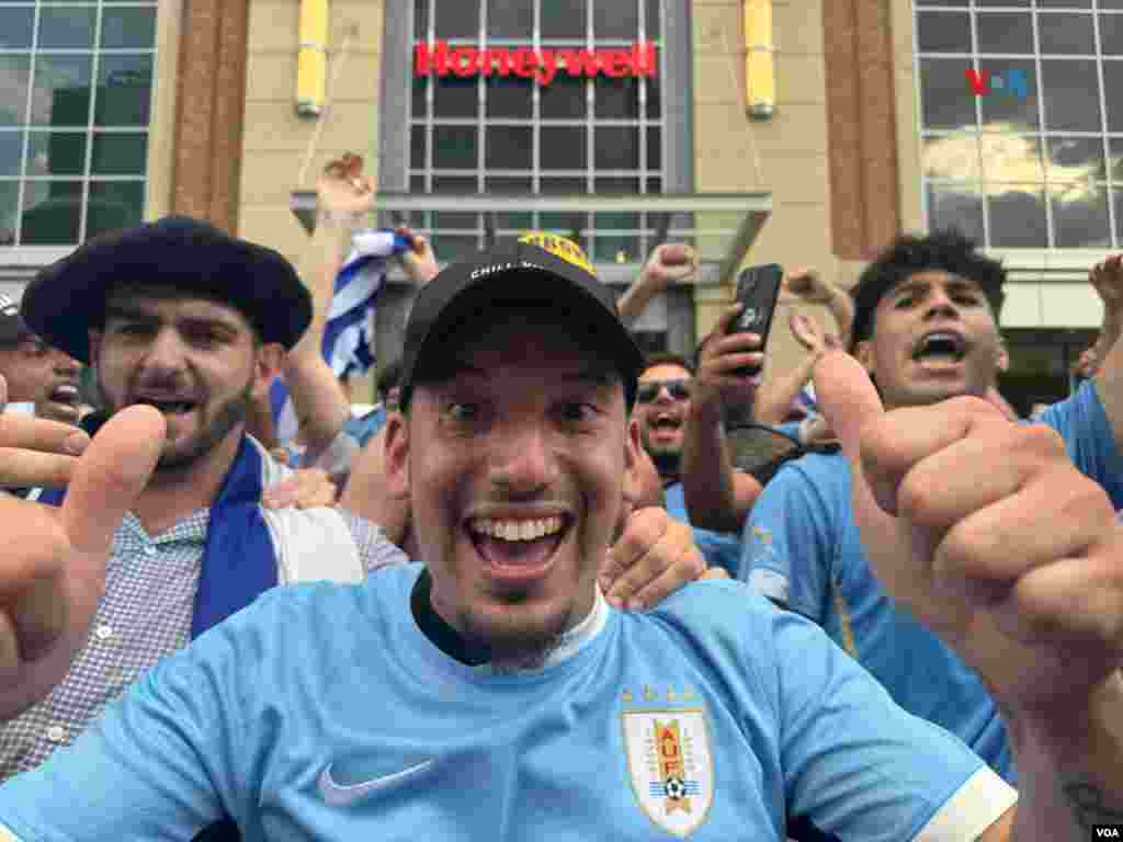 Alegría en los rostros de hinchas en Charlotte, antes del partido.