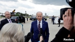 Presiden AS Joe Biden berbicara dengan reporter sebelum menaiki Air Force One untuk kembali menuju Washington dari Bandara Internasional Raleigh-Durham di Morrisville, North Carolina, pada 28 Maret 2023. (Foto: Reuters/Jonathan Ernst)
