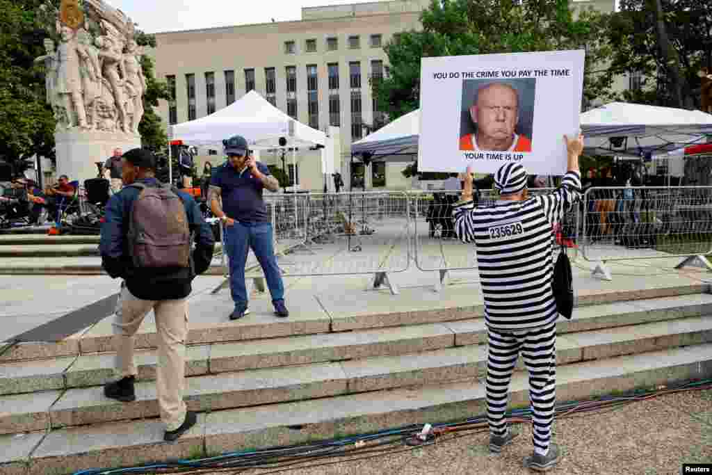 A la Corte han llegado detractores del expresidente Donald Trump. Con pancartas, piden que pague por los delitos de los que se le acusa.