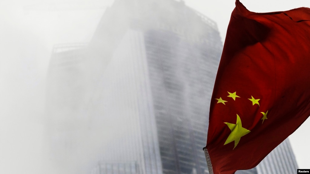 资料照:中国国旗在广州的一座高楼前飘扬。