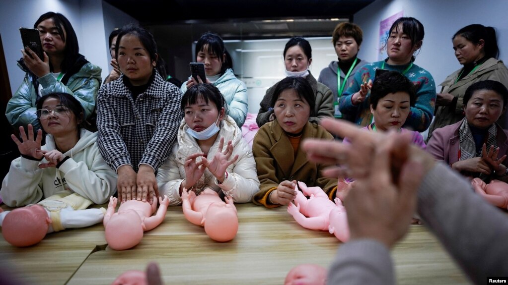 上海Yipeitong培训中心正在培训妇女成为有照顾新生儿技能的保姆月嫂。（2023年3月2日）(photo:VOA)