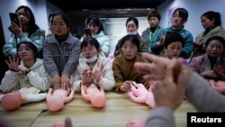 上海Yipeitong培训中心正在培训妇女成为有照顾新生儿技能的保姆月嫂。（2023年3月2日）