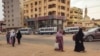 Para perempuan berjalan di sepanjang jalan di selatan Khartoum pada 24 April 2023. Gencatan senjata tiga hari antara pihak-pihak yang berperang di Sudan mulai berlaku pada Selasa. (Foto: AFP)