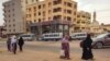 Des femmes marchent dans une rue du sud de Khartoum, le 24 avril 2023.