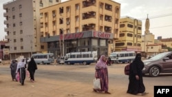 Des femmes marchent dans une rue du sud de Khartoum, le 24 avril 2023.