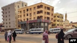 수단 정부군과 준군사조직 '신속지원군'의 무력 충돌이 계속되는 가운데 24일 수도 하르툼 시민들이 도심을 빠져 나가고 있다. (자료사진) 