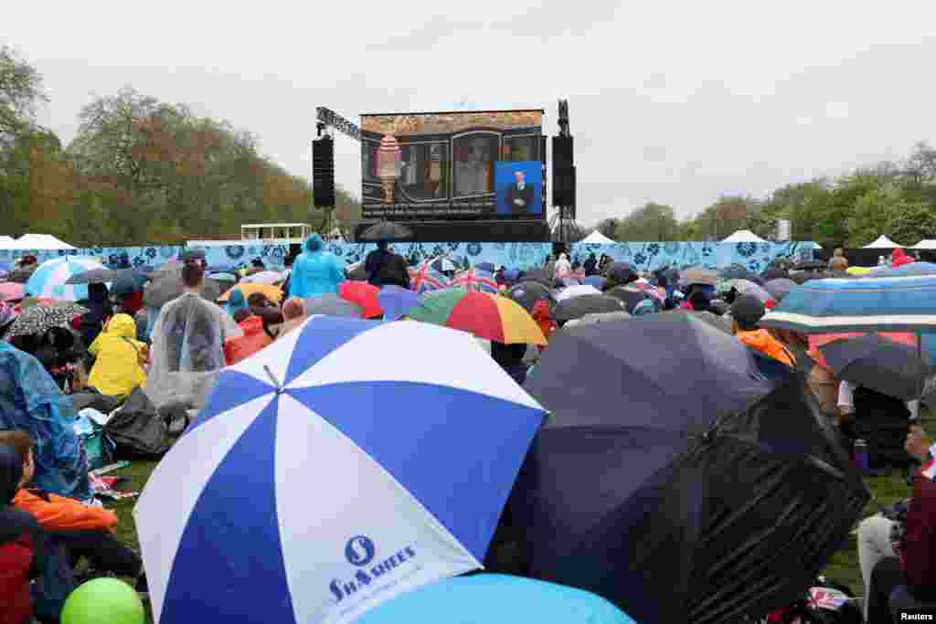 La gente ve la ceremonia de coronación en una pantalla, en Hyde Park, en Londres.