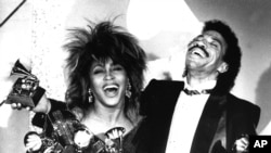 ARCHIVO - En esta foto de archivo del 27 de febrero de 1985, Tina Turner, izquierda, y Lionel Richie posan con sus premios en la entrega de los premios Grammy en Los Ángeles. Turner ganó Mejor Actuación Vocal Pop Femenina, Grabación del Año y Vocalista Femenina de Rock.