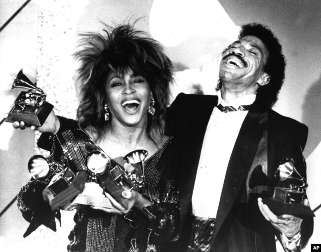(ARŞİV) 27 Şubat 1985 - Tina Turner ve Lionel Richie Los Angeles'ta Grammy ödülleriyle poz verirken