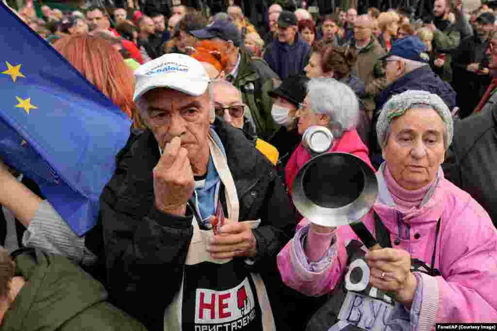 Protestni skup građana kod Terazijske česme zbog izbornih nepravilnosti (Foto: Fonet/Marko Dragoslavić)