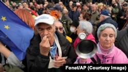 Protestni skup građana kod Terazijske česme zbog izbornih nepravilnosti (Foto: Fonet/Marko Dragoslavić)