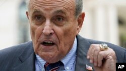 Foto Achiv: Ansyen Majistra vil Nouyok Rudy Giuliani pandan yon konferans pou lapres 7 Jyen 2022. 