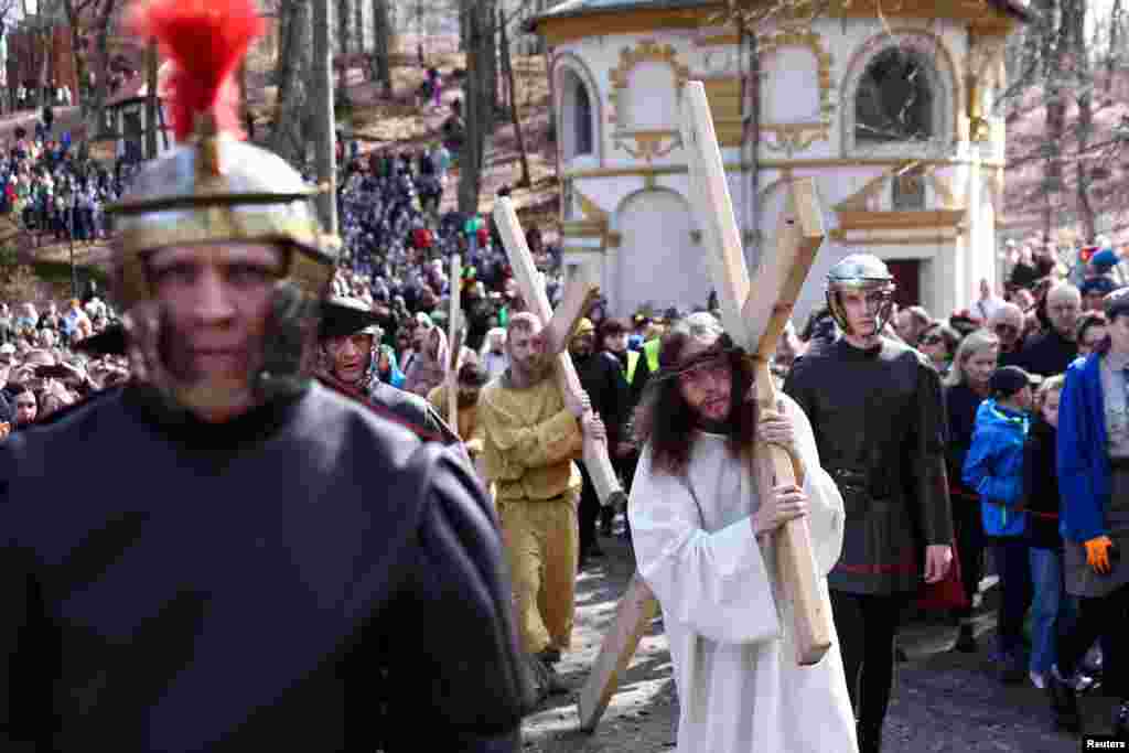 Devotos católicos polacos recrean el &quot;Vía Crucis&quot; el Viernes Santo como parte de las celebraciones de la Semana Santa en Kalwaria Wejherowska en Wejherowo, Polonia.