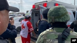 Un trabajador de la Cruz Roja cierra la puerta de una ambulancia que transportaba a dos estadounidenses encontrados con vida después de su secuestro en México la semana pasada, en Matamoros, el martes 7 de marzo de 2023.