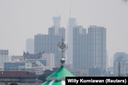 Pemandangan gedung apartemen saat kabut asap menyelimuti Jakarta, 9 Agustus 2023. (Foto: REUTERS/Willy Kurniawan)