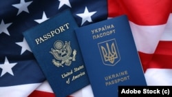 В'їзд до України за американським паспортом у разі наявності українського громадянства передбачає адміністративну відповідальність за намагання незаконно перетнути кордон. Від військового обов'язку подвійне громадянство також не звільняє. Фото: Adobe Stock
