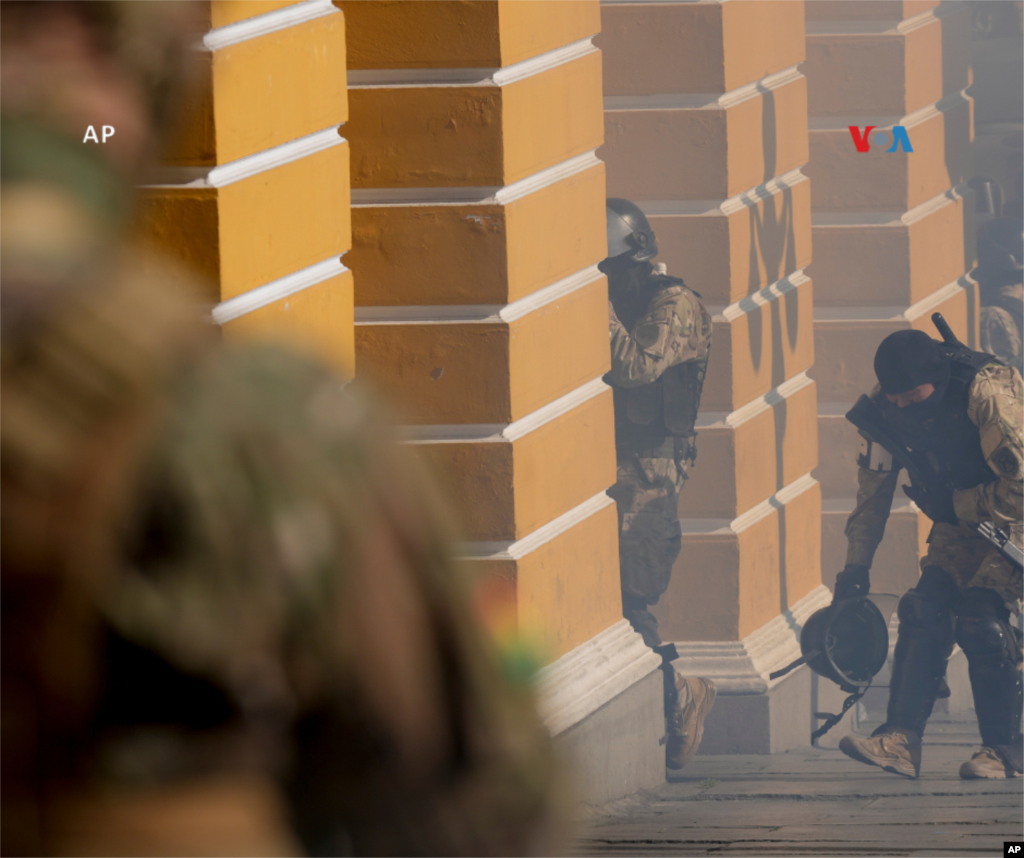  Soldados caminan entre gases lacrimógenos que lanzaron afuera de la Asamblea Legislativa en Plaza Murillo en La Paz. 
