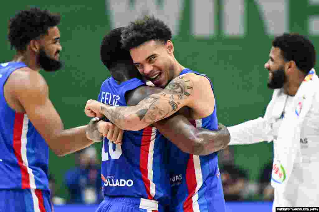 Jogadores da República Dominicana Andres Feliz e Lester Quiñones celebram a vitória sobre Angola em jogo do grupo A, do Mundial do Basquetebol. Araneta Coliseum, Quezon City, Manila. 29 agosto 2023