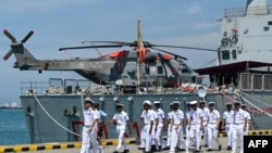 在新加坡樟宜海军基地，印度海军士兵走过停靠的一艘意大利近海巡逻舰。（2023年5月4日）