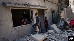 Miembros de la familia Abu Draz inspeccionan su casa después de que fuera alcanzada por un ataque aéreo israelí en Rafah, en el sur de la Franja de Gaza, el 4 de abril de 2024.