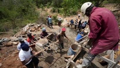 Kenyans Build Sand Dams to Keep Water