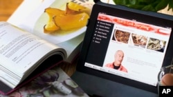 Dok mnogi čitaoci beletristike vole elektronske knjige, većina čitalaca više voli kuhare u štampanom izdanju, prema istraživanju grupe za studije izdavaštva. (Foto: AP/Matthew Mead)