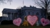 Las decoraciones del Día de San Valentín adornan el jardín de la Casa Blanca, el 14 de febrero de 2023, en Washington.