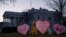 Las decoraciones del Día de San Valentín adornan el jardín de la Casa Blanca, el 14 de febrero de 2023, en Washington.