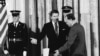1984年1月12日，時任美國總統裡根在白宮西廳向時任中國總理趙紫陽示意在簽署美中科技協議之前就座。（美聯社照片）