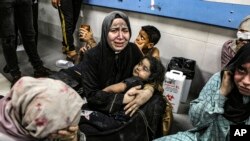 17일 가자지구의 알아흘리 병원에서 일어난 대규모 폭발로 부상당한 팔레스타인인들이 알시파 병원에 모여 있다. 