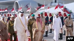 বাহরাইনের রাজধানী মানামাতে ৩৭তম উপসাগরীয় সহযোগিতা কাউন্সিলের শীর্ষ বৈঠকে বাহরাইনের বাদশাহ হামাদ বিন ইসা আল খলিফা ( ডানে মাঝখানে) কাতারের আমির শেখ তামিম বিন হামাদ আল সানি (বামে মাঝখানে) ‘কে স্বাগত জানাচ্ছেন । ৬ ডিসেম্বর ২০১৬। 