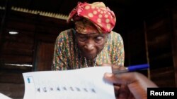 Masinda Nduru mwenye mri wa miaka 98 akiwa katika zoezi la upigaji kura huko Nyiragongo DRC Desemba 20,2023. picha na Reuters