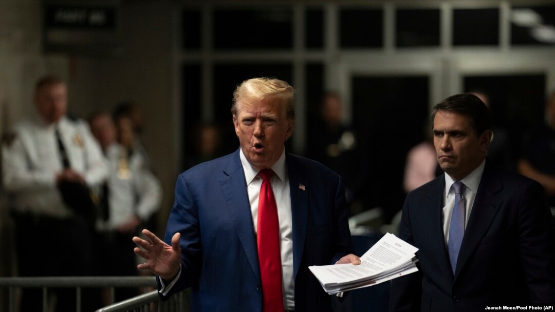 El expresidente de EEUU Donald Trump habla con la prensa después de un día de testimonios en su juicio en Nueva York el 10 de mayo de 2024.