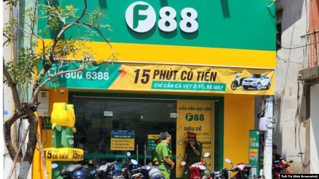 Công an Việt Nam kiểm tra một chi nhánh của Dịch vụ cho vay cầm đồ F88 ở thành phố Mỹ Tho, Cần Thơ.