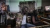 Le chanteur Adamou Yacouba, alias Black Mailer, lors d'un enregistrement en soutien à l'armée nigérienne.
