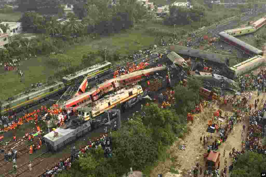 Tim penyelamat bekerja di lokasi kecelakaan kereta penumpang, di distrik Balasore, di negara bagian Orissa, India timur.