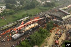 Foto udara lokasi kecelakaan kereta penumpang yang tergelincir di distrik Balasore, negara bagian Orissa, India timur, 3 Juni 2023.