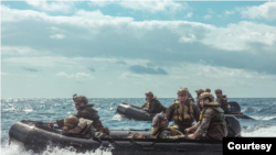 美军印太司令部2023年2月14日宣布，海军陆战队太平洋部队与海军陆战队第31远征部队在菲律宾海实施了攻船演习。（美军印太司令部照片）