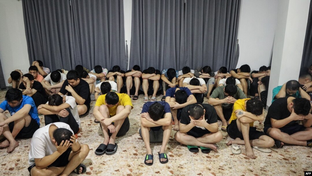 Sekelompok warga negara China yang ditangkap dalam penggerebekan polisi karena dicurigai menjalankan sindikat penipuan cinta online di sebuah gedung di Kara Industrial Park di Pulau Batam, Rabu (29/8).