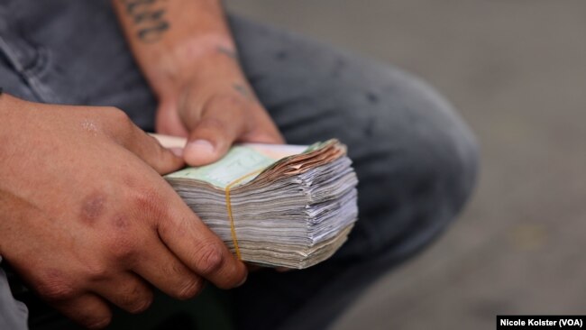 El dólar quedó como moneda de facto en Venezuela al punto que hoy “50% de las transacciones comerciales se hacen en divisas”.